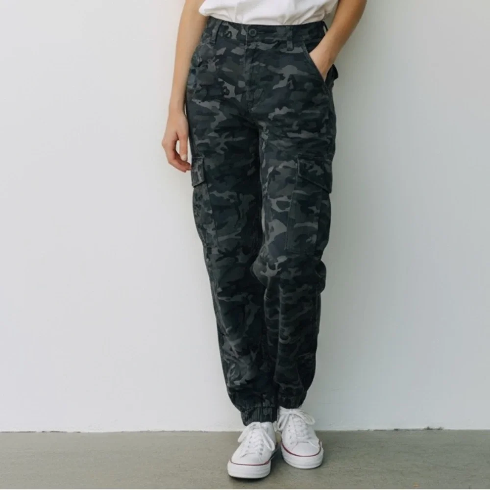 ELAN INTERNATIONAL - SIZE MEDIUM - CAMO CARGO JOGGERS - GOOD‎ CONDITION B6